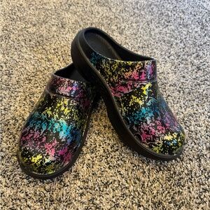 Oofos clog - vibrant shiny rainbow